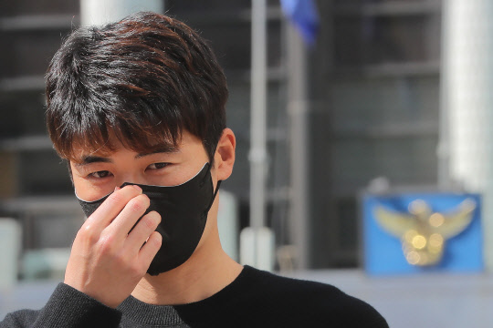 초등학교 시절 후배에게 성폭력을 가했다는 의혹을 받는 기성용이 고소인 조사를 받기 위해 지난달 31일 오후 서울 서초경찰서에 출석하고 있다. <연합뉴스>